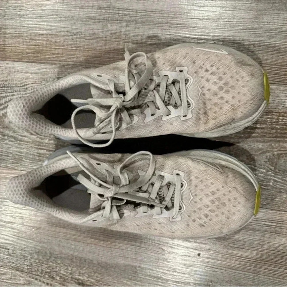 HOKA. CLIFTON 9 NIMBUS CLOUD/ ICE SIZE 6.5B - Picture 2 of 8